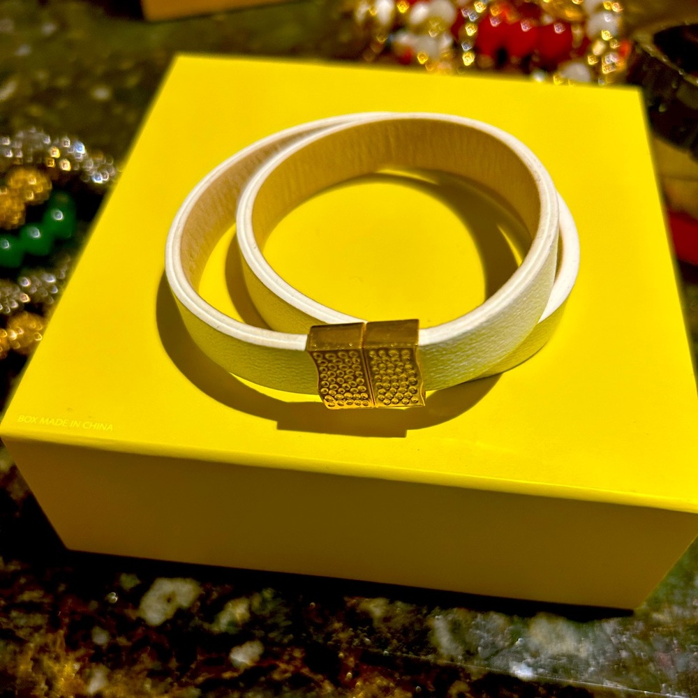 RUSTIC CUFF white leather with magnetic latch